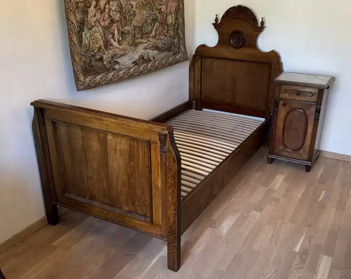Antikes Bauernbett Gründerzeit 200x90 cm mit dazugehörigem Nachtkästchen