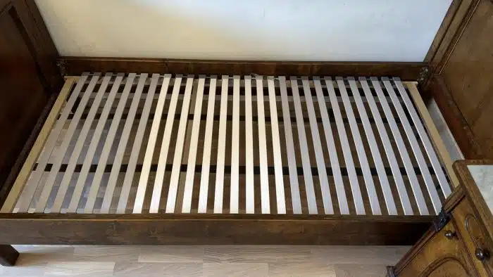 Antikes Bauernbett Gründerzeit 200x90 cm mit dazugehörigem Nachtkästchen – Bild 4