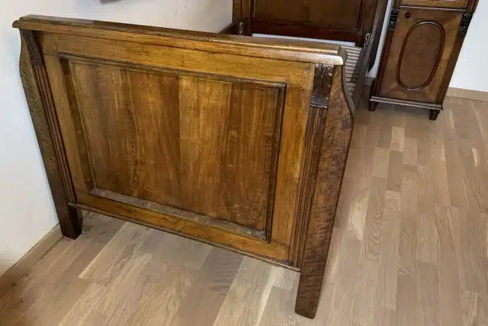 Antikes Bauernbett Gründerzeit 200x90 cm mit dazugehörigem Nachtkästchen – Bild 7