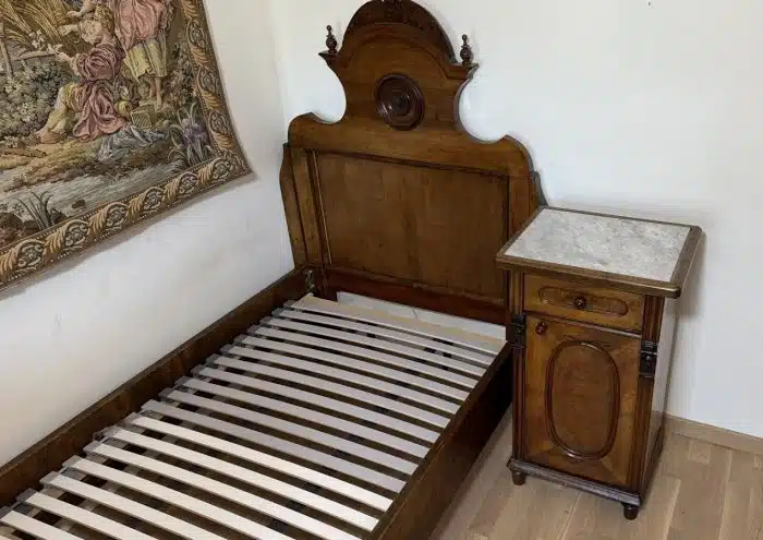 Antikes Bauernbett Gründerzeit 200x90 cm mit dazugehörigem Nachtkästchen – Bild 8