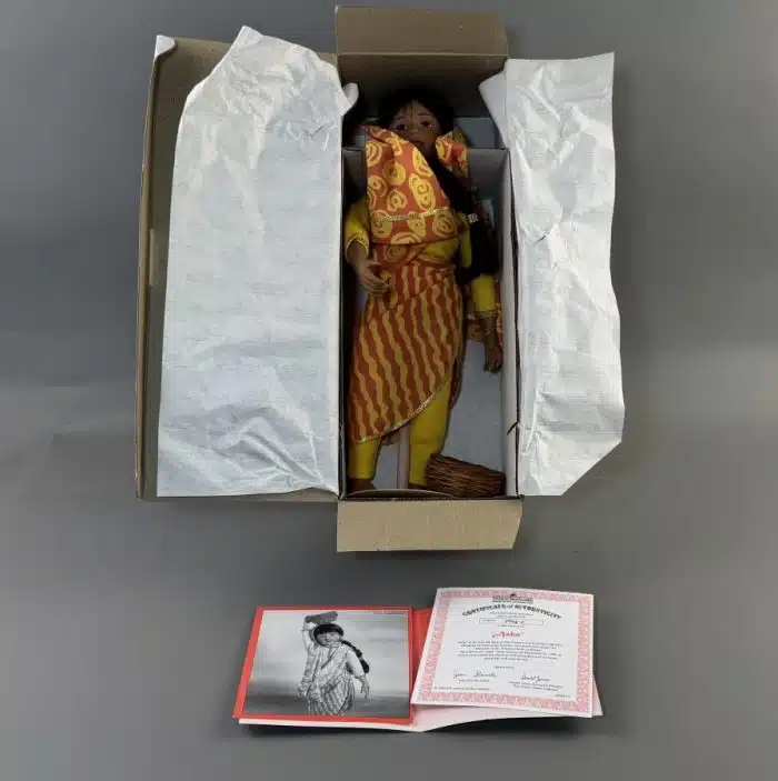 Asha -The Ashton Drake Galleries Porzellanpuppe Künstlerpuppe, original Zertifikat. OVP