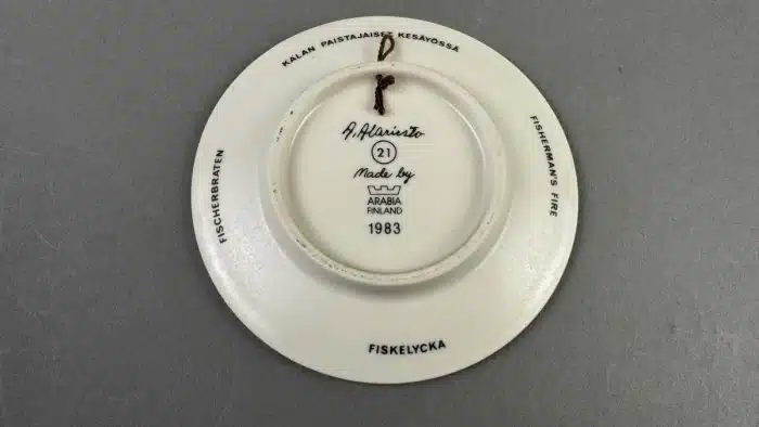 Arabia Finland, A.Alariesto Sammelteller 1983 Fischerbraten Dm. 12 cm – Bild 3
