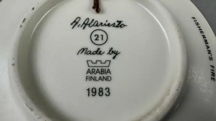Arabia Finland, A.Alariesto Sammelteller 1983 Fischerbraten Dm. 12 cm – Bild 4