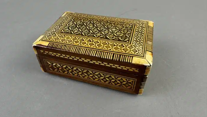 Schatzkiste mit Intarsien und Perlmutt - 12x8 cm H 9 cm Ecken bestoßen