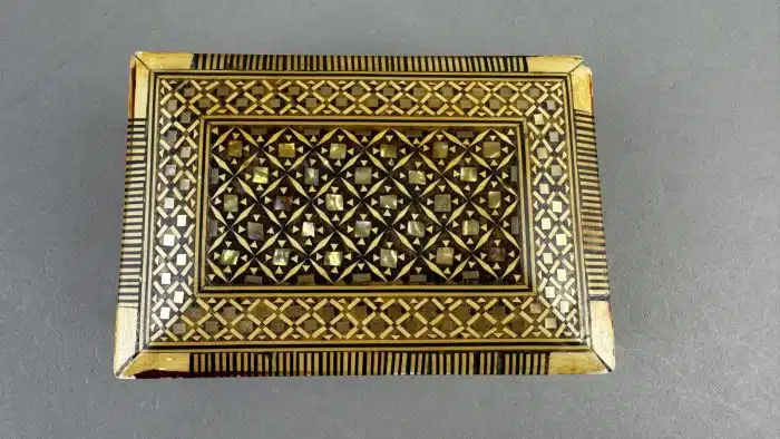 Schatzkiste mit Intarsien und Perlmutt - 12x8 cm H 9 cm Ecken bestoßen – Bild 2