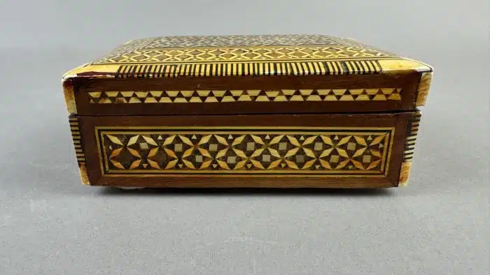 Schatzkiste mit Intarsien und Perlmutt - 12x8 cm H 9 cm Ecken bestoßen – Bild 3