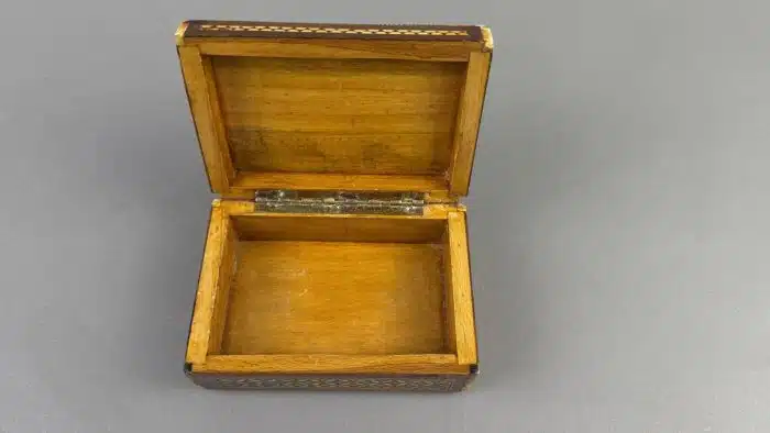 Schatzkiste mit Intarsien und Perlmutt - 12x8 cm H 9 cm Ecken bestoßen – Bild 4