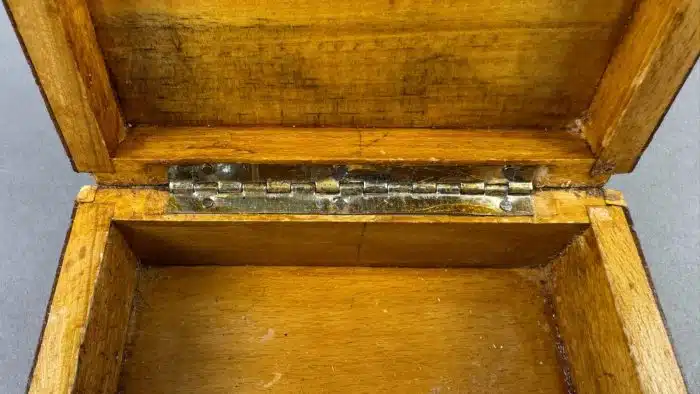 Schatzkiste mit Intarsien und Perlmutt - 12x8 cm H 9 cm Ecken bestoßen – Bild 5