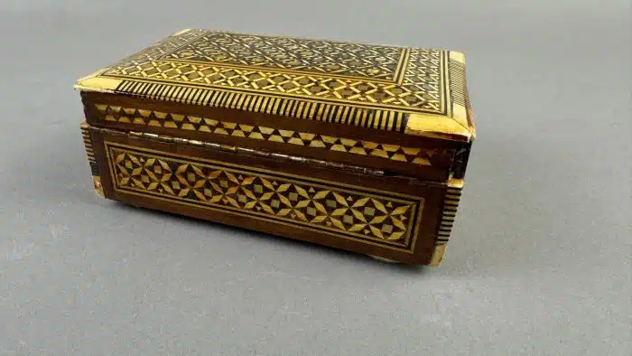 Schatzkiste mit Intarsien und Perlmutt - 12x8 cm H 9 cm Ecken bestoßen – Bild 6