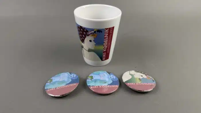 Kiki Kogelnik Tasse mit 3 Pins
