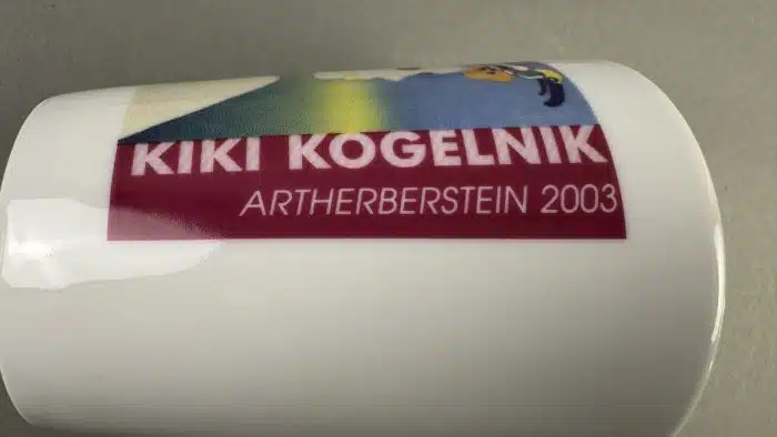 Kiki Kogelnik Tasse mit 3 Pins – Bild 2