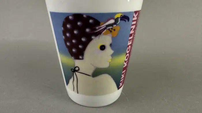 Kiki Kogelnik Tasse mit 3 Pins – Bild 3