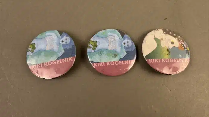 Kiki Kogelnik Tasse mit 3 Pins – Bild 4