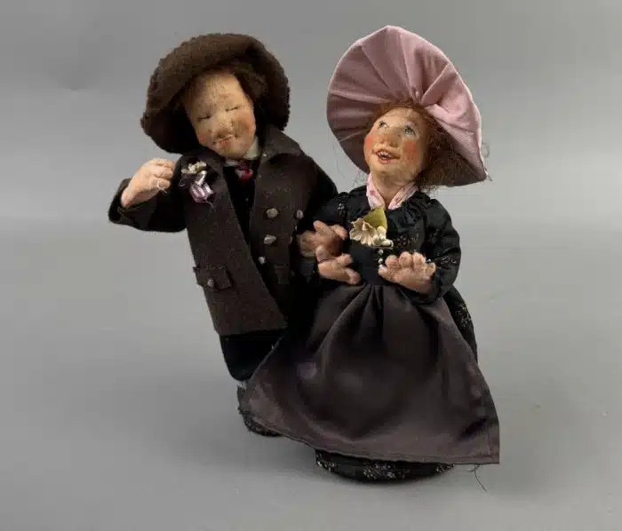 Elli Riehl (Villach 1902-1977) "Zum Kirchgang", zwei Figuren - Auftragsarbeit von Frau Elli Riehl, jedoch ohne Plomben, Höhe 25 cm