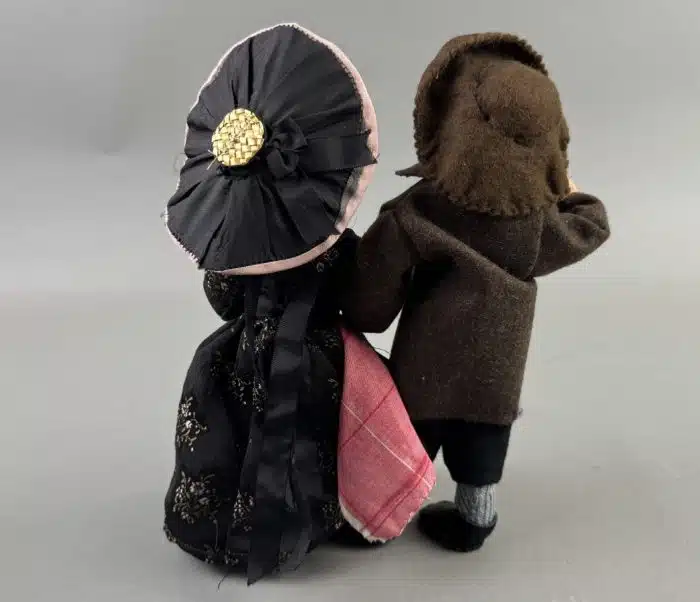 Elli Riehl (Villach 1902-1977) "Zum Kirchgang", zwei Figuren - Auftragsarbeit von Frau Elli Riehl, jedoch ohne Plomben, Höhe 25 cm – Bild 6