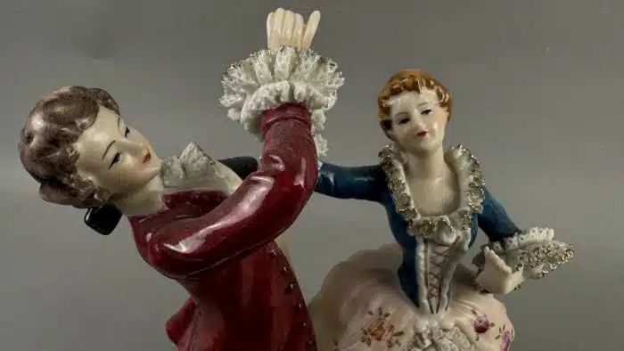 Tanzendes Paar, Porzellan, Tuchspitzenbesatz, bunt und gold staffiert, Höhe 25 cm, Tuchspitzenbesatz bestoßen und Figur gklebt – Bild 2
