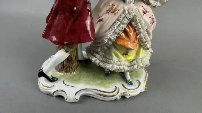 Tanzendes Paar, Porzellan, Tuchspitzenbesatz, bunt und gold staffiert, Höhe 25 cm, Tuchspitzenbesatz bestoßen und Figur gklebt – Bild 3