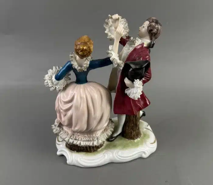Tanzendes Paar, Porzellan, Tuchspitzenbesatz, bunt und gold staffiert, Höhe 25 cm, Tuchspitzenbesatz bestoßen und Figur gklebt – Bild 4