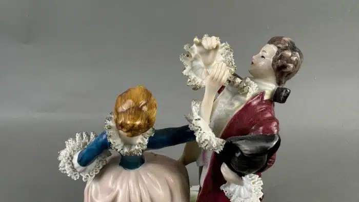 Tanzendes Paar, Porzellan, Tuchspitzenbesatz, bunt und gold staffiert, Höhe 25 cm, Tuchspitzenbesatz bestoßen und Figur gklebt – Bild 5
