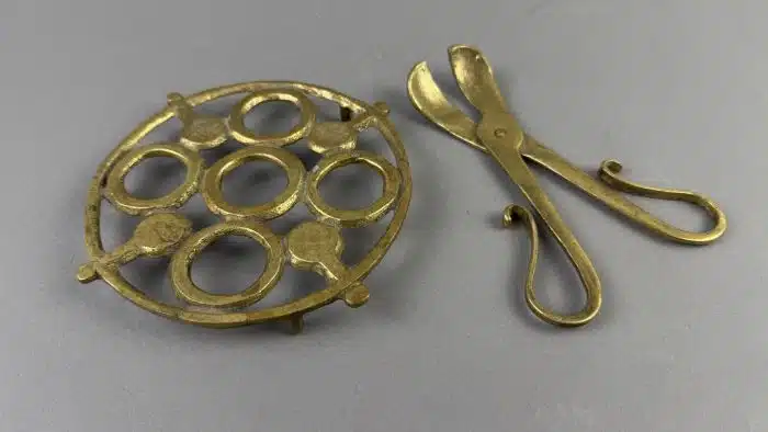 Heinz Goll -  Messing - Untersetzer und Messingschere - Ausführung Gießerei "Kurt Jesch" Bleiburg, Dm. 15 cm