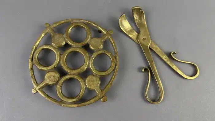 Heinz Goll -  Messing - Untersetzer und Messingschere - Ausführung Gießerei "Kurt Jesch" Bleiburg, Dm. 15 cm – Bild 2