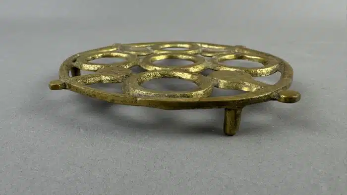 Heinz Goll -  Messing - Untersetzer und Messingschere - Ausführung Gießerei "Kurt Jesch" Bleiburg, Dm. 15 cm – Bild 3