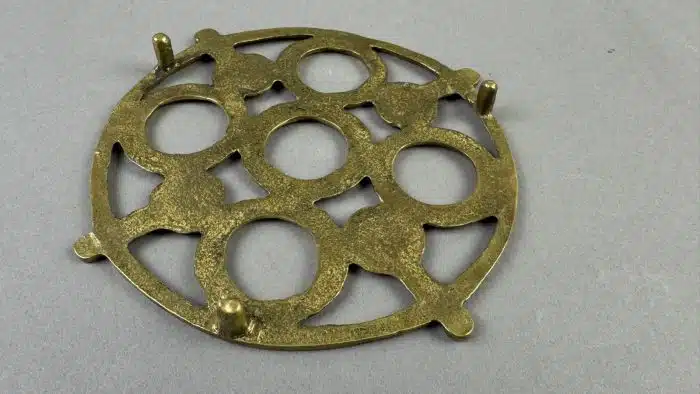 Heinz Goll -  Messing - Untersetzer und Messingschere - Ausführung Gießerei "Kurt Jesch" Bleiburg, Dm. 15 cm – Bild 4