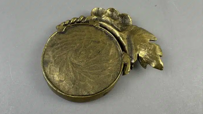 Heinz Goll -  Messing - Kerzenhalter in Form eines Blattes - Ausführung Gießerei "Kurt Jesch" Bleiburg, Dm. 18 cm – Bild 4