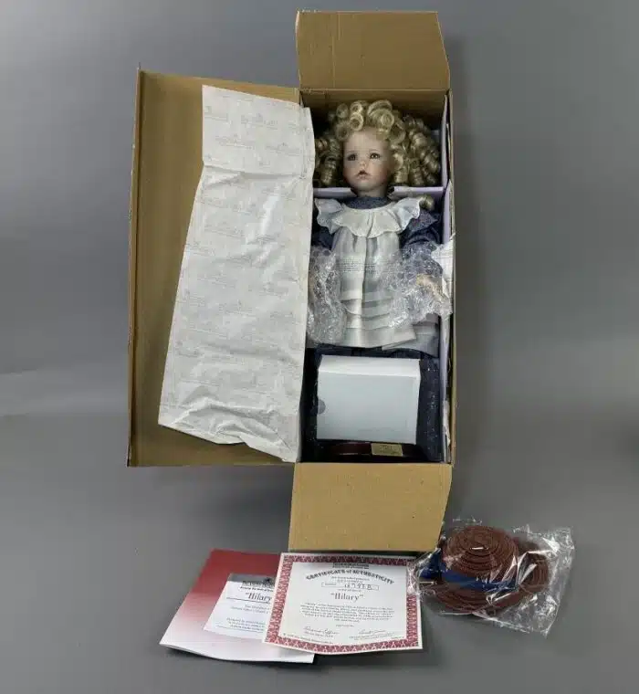 Hilary - The Ashton Drake Galleries Porzellanpuppe Künstlerpuppe, original Zertifikat. OVP
