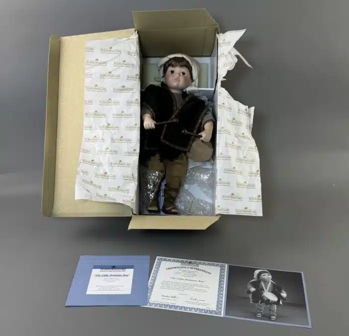 The little Drummer Boy - The Ashton Drake Galleries Porzellanpuppe Künstlerpuppe, original Zertifikat. OVP