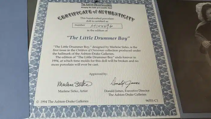 The little Drummer Boy - The Ashton Drake Galleries Porzellanpuppe Künstlerpuppe, original Zertifikat. OVP – Bild 5