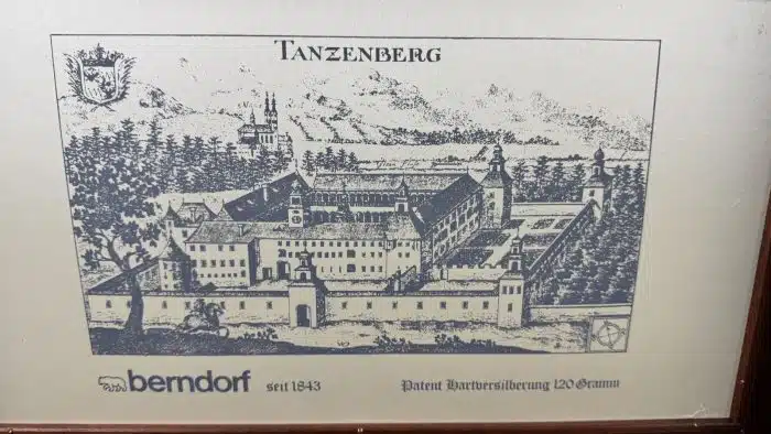 Berndorf - Vorspeise-, Hauptspeise- Besteck für 6 Personen, Metall versilbert, je 6 Messer, Gabeln, Löffel, Kaffeelöffel und Kuchengabeln (im Seitenfach) in Holz Besteckkasten, Firmenzeichen, Monogramm, Siehe Bilder – Bild 3