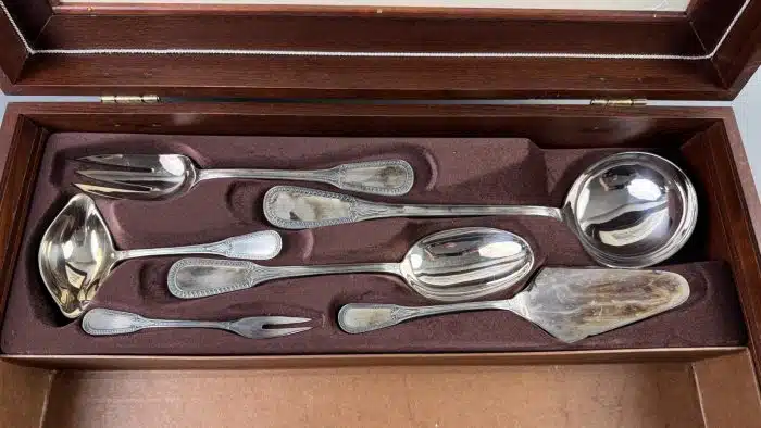 Berndorf - Vorspeise-, Hauptspeise- Besteck für 6 Personen, Metall versilbert, je 6 Messer, Gabeln, Löffel, Kaffeelöffel und Kuchengabeln (im Seitenfach) in Holz Besteckkasten, Firmenzeichen, Monogramm, Siehe Bilder – Bild 4