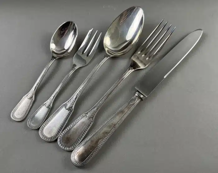 Berndorf - Vorspeise-, Hauptspeise- Besteck für 6 Personen, Metall versilbert, je 6 Messer, Gabeln, Löffel, Kaffeelöffel und Kuchengabeln (im Seitenfach) in Holz Besteckkasten, Firmenzeichen, Monogramm, Siehe Bilder – Bild 10