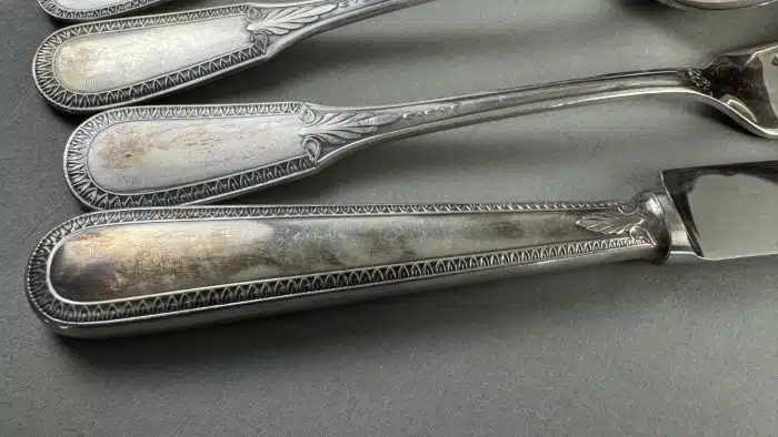 Berndorf - Vorspeise-, Hauptspeise- Besteck für 6 Personen, Metall versilbert, je 6 Messer, Gabeln, Löffel, Kaffeelöffel und Kuchengabeln (im Seitenfach) in Holz Besteckkasten, Firmenzeichen, Monogramm, Siehe Bilder – Bild 11