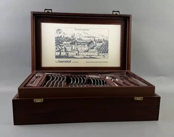 Berndorf - Vorspeise-, Hauptspeise- Besteck für 6 Personen, Metall versilbert, je 6 Messer, Gabeln, Löffel, Kaffeelöffel und Kuchengabeln (im Seitenfach) in Holz Besteckkasten, Firmenzeichen, Monogramm, Siehe Bilder – Bild 12