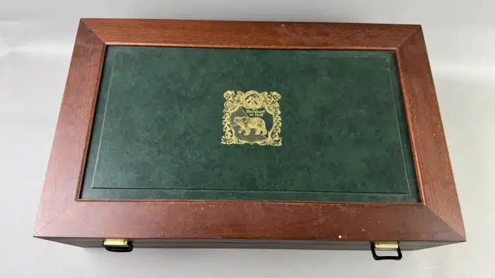 Berndorf - Vorspeise-, Hauptspeise- Besteck für 6 Personen, Metall versilbert, je 6 Messer, Gabeln, Löffel, Kaffeelöffel und Kuchengabeln (im Seitenfach) in Holz Besteckkasten, Firmenzeichen, Monogramm, Siehe Bilder – Bild 17