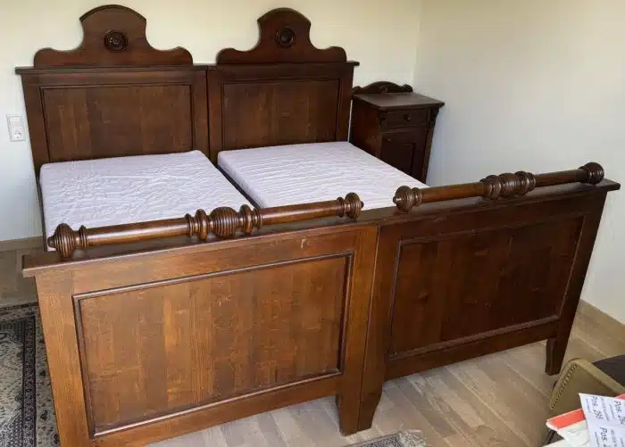 Gründerzeit Schlafzimmer 2 Betten 190x90 cm mit Lattenrost und Matrazen + 2 Nachtschränke 48x40 H 82 cm