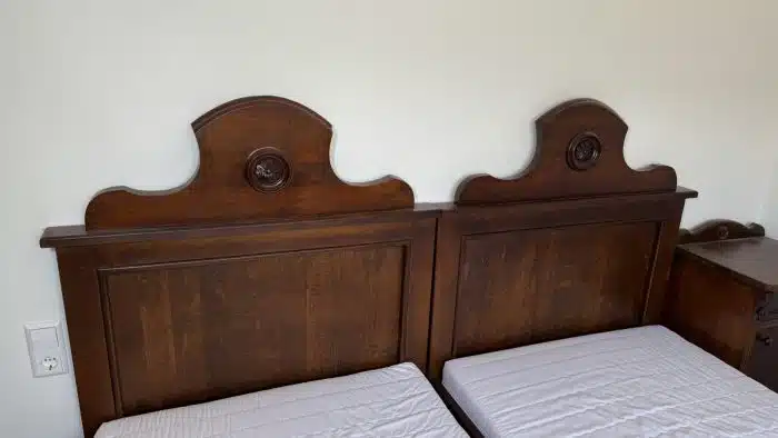 Gründerzeit Schlafzimmer 2 Betten 190x90 cm mit Lattenrost und Matrazen + 2 Nachtschränke 48x40 H 82 cm – Bild 2