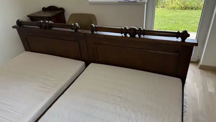 Gründerzeit Schlafzimmer 2 Betten 190x90 cm mit Lattenrost und Matrazen + 2 Nachtschränke 48x40 H 82 cm – Bild 3