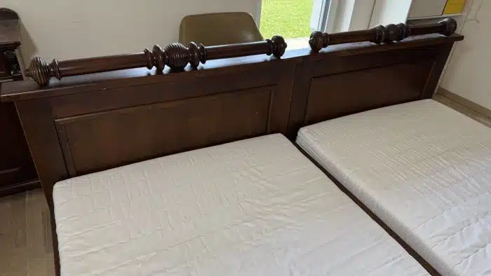 Gründerzeit Schlafzimmer 2 Betten 190x90 cm mit Lattenrost und Matrazen + 2 Nachtschränke 48x40 H 82 cm – Bild 6