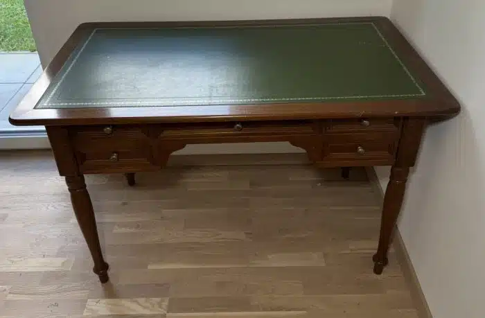 Schreibtisch - Schreibfläche mit grünem Belag, 5 Schubladen, eleganten gedrechselten Beine  126x77 cm H 79 cm