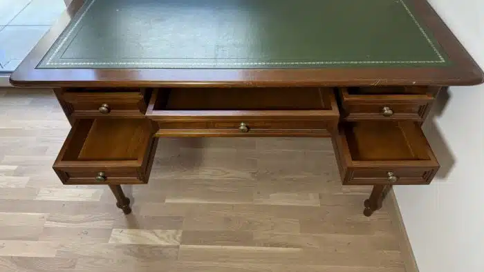 Schreibtisch - Schreibfläche mit grünem Belag, 5 Schubladen, eleganten gedrechselten Beine  126x77 cm H 79 cm – Bild 4