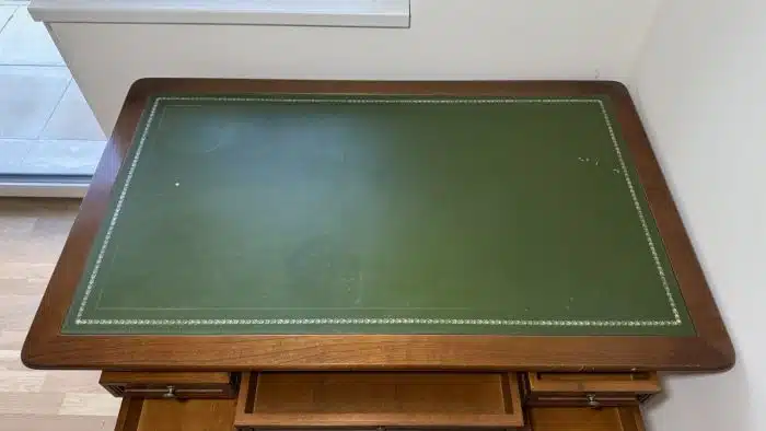 Schreibtisch - Schreibfläche mit grünem Belag, 5 Schubladen, eleganten gedrechselten Beine  126x77 cm H 79 cm – Bild 5