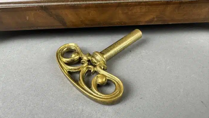 Kommodenuhr John Warmink im Barockstil Zifferblatt mit Mondphasenanzeige, römische Ziffern, braun mattiertes Holzgehäuse mit Gelbmetallapplikationen, Höhe ca. 39 cm, 1 Schlüssel, – Bild 6