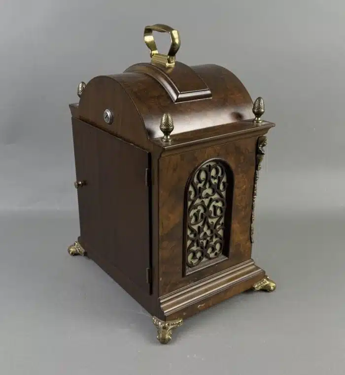 Kommodenuhr John Warmink im Barockstil Zifferblatt mit Mondphasenanzeige, römische Ziffern, braun mattiertes Holzgehäuse mit Gelbmetallapplikationen, Höhe ca. 39 cm, 1 Schlüssel, – Bild 7