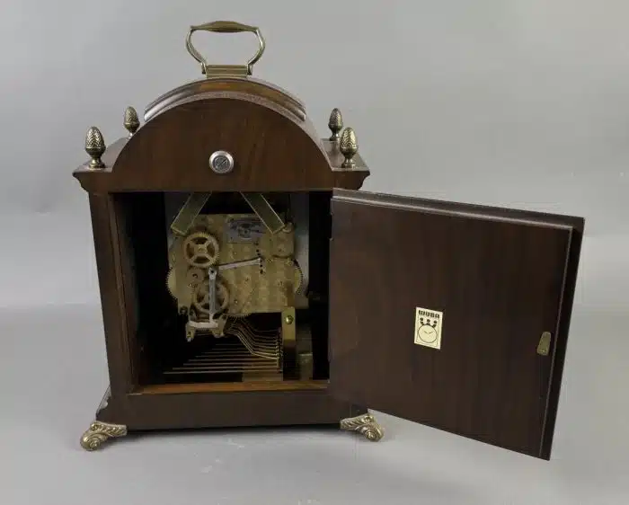 Kommodenuhr John Warmink im Barockstil Zifferblatt mit Mondphasenanzeige, römische Ziffern, braun mattiertes Holzgehäuse mit Gelbmetallapplikationen, Höhe ca. 39 cm, 1 Schlüssel, – Bild 8