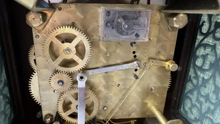 Kommodenuhr John Warmink im Barockstil Zifferblatt mit Mondphasenanzeige, römische Ziffern, braun mattiertes Holzgehäuse mit Gelbmetallapplikationen, Höhe ca. 39 cm, 1 Schlüssel, – Bild 10
