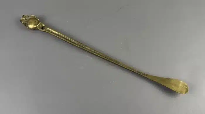 Heinz Goll -  Messing - Schuhlöffel mit Eulenkopf - Ausführung Gießerei "Kurt Jesch" Bleiburg, L. 52 cm