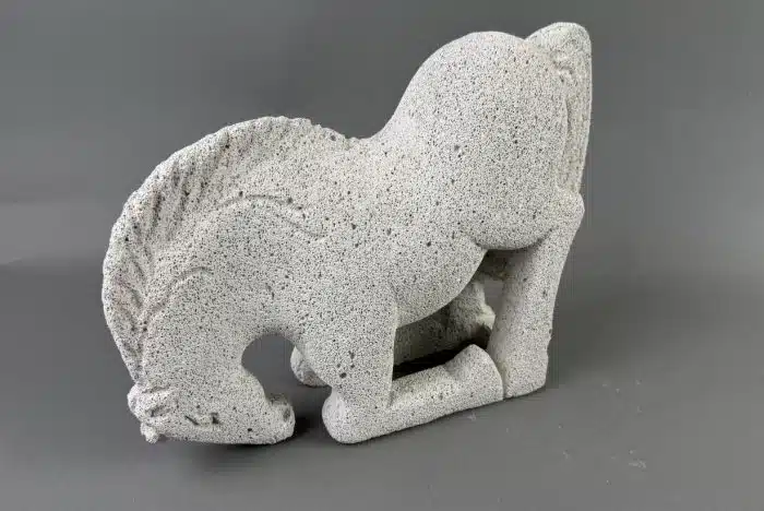 Zlato Rudolf, slowenischer Bildhauer, 1952.  Pferde - Skulptur Tuffstein L 32 cm H. 25 cm Akademischer Künster